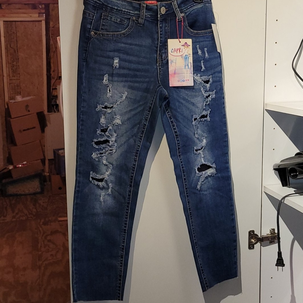 BNWT almost famous capri